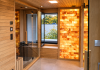 Sauna mit beleuchteter Salzwand
